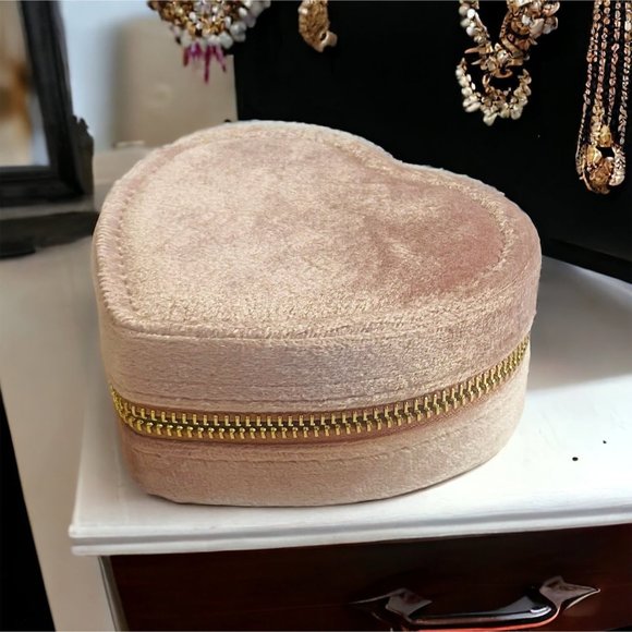 Heart Shaped Velvet Jewelry Box - Picture 6 of 7